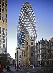 30 St Mary Axe mit Kirche St. Andrew Undershaft im Vordergrund