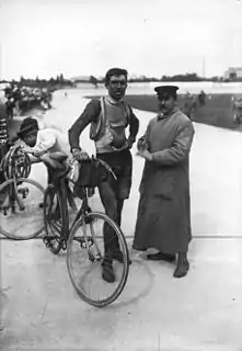 Ernesto Azzini am Ziel der Tour de France 1910