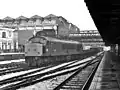 46 011 (D148) mit Güterzug im Bahnhof Manchester Victoria (Dezember 1983)