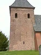 Turm von Süden: alles Mauer­werk in früh­neu­zeit­lichem Kreuz­verband, Material teil­weise im 20. Jh. erneuert, mittlere Schall­öff­nungen im 18. Jh. vermauert