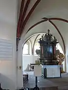 Chor: hinter dem Barock­altar das durch einen Rund­bogen abgetrennte Polygon