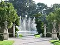 Springbrunnen im französischen Garten mit dem Tempel der Liebe im Hintergrund