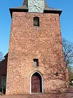 Turm von Westen: erneuertes Portal an originaler Stelle