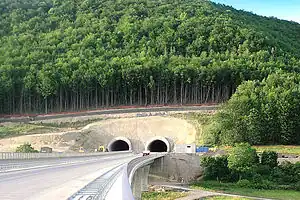 Tunnel Eichelberg Südportal,davor Talbrücke Jüchsen(2005 noch im Bau)