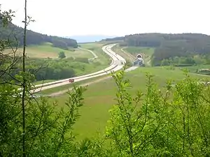 Querung des Wipfratals,rechts Schnellfahrstrecke Nürnberg–Erfurt mit Einfahrt in Tunnel Sandberg (2006, Schnellfahrstrecke noch in Bau)