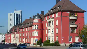 Sanierte Siedlungsbauten Josef-von-Görres-Straße mit Europahochhaus im Hintergrund am Europaplatz