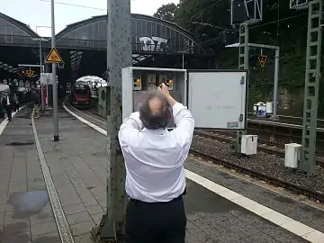 Manuelle Umschaltung der Fahrdrahtspannung von deutschen 15 kV, 16,7 Hz Wechselspannung auf belgische 3 kV Gleichspannung durch den Triebfahrzeugführer des Thalys-Mehrsystemzuges THA9448 (Köln–Paris) an Gleis 6 im Hauptbahnhof Aachen.