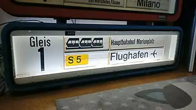 AEG-Fallblattanzeiger vom Heimeranplatz mit Anzeige der S5 zum damaligen Flughafen Riem.