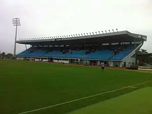 Die Haupttribüne des National Stadium (Juni 2013)