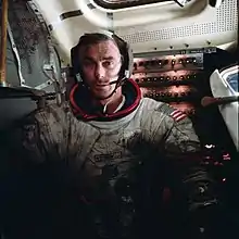 Eugene Cernan in der Challenger nach dem letzten Außenbordeinsatz aufgenommen von Harrison Schmitt