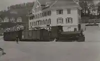 Zugseinfahrt im alten Bahnhof Teufen. Im linken Teil war das Post- und Telegrafenamt untergebracht, im rechten Teil das Stationsbüro, der Wartsaal und die Direktion der ASt.