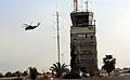 Der Tower auf der Tel Nof Airbase mit einem CH-53D Hubschrauber im Vorbeiflug