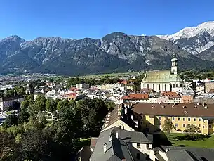 Blick von der Burg Hasegg auf die Haller Altstadt sowie die Inntalkette