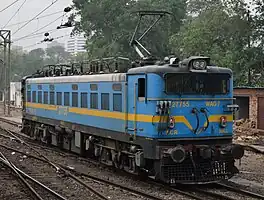 WAG-7 27755 im ursprünglichen, hellblauen Anstrich in New Delhi (April 2016)