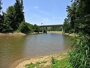 Aabachweiher mit Staudamm und Autobahn A3