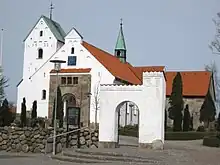 Die Kirche in Aars in der sich ein Runenstein befindet