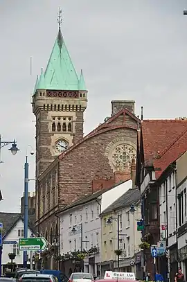 Markthalle und Rathausturm im Stadtzentrum