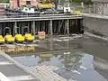 Geleerte alte Fahrt zur Wartung, zu sehen ist im rechten Bereich ein Ablaufventil zur Weser, um die Brücke zu Wartungszwecken zu leeren.