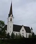 Pfarrkirche St. Joseph: Aussen- und Innenansicht