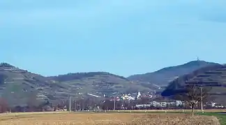 Achkarren von Westen (Rheinebene) aus gesehen, von links nach rechts: Kuppe des Schloßbergs, Schneckenberg und Totenkopf (höchste Erhebung des Kaiserstuhls) mit Fernsehturm