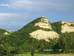 Adijuch-Turm auf einem Felsen unweit des Ortes