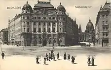 Sitz der Adria in Budapest, erbaut 1900–1902 (zeitgenössische Postkarte und heutige Teilansicht)