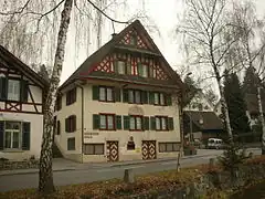 Altes Gemeindehaus, früher Schule mit Wappen von Affoltern am Albis in Fassadenmitte