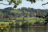 Blick über den Riegsee auf Aidling und die Aidlinger Höhe