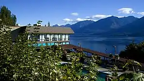 Blick auf das größere Warmwasserbecken und auf den nördlichen Teil des Lake Kootenay