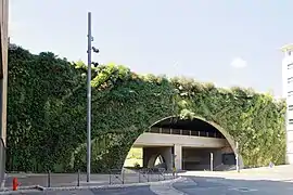 Pflanzenwand an einer Brücke in Aix-en-Provence, 2008