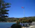 Eine französische Flagge an der Bucht von Akaroa