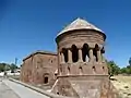 Emir Bayındır Kümbeti (vorne) und Bayındır-Masjid (kleine Moschee, im Hintergrund) in Ahlat.