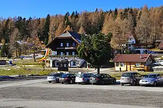 Parkplatz Hochrindl mit Schischule