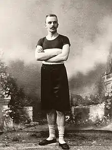 Der Sieger im Tennis (Doppel), Friedrich Adolf Traun aus Hamburg, eigentlich zum 800-Meter-Lauf angereist.