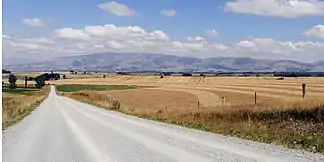 Blick auf die Albury Rangevon der Opuha Dam Road aus nach Süden