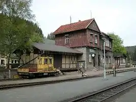 Bahnhofsgebäude von der Gleisseite