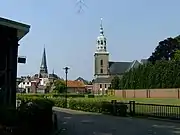 Türme der katholischen Basilika St. Georg (links) und der protestan­tischen Grote Kerk (rechts)