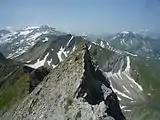 Die Linie vom Alplichopf vor dem Piz Sardona (seinerseits höchster Punkt des Horizonts) bis zum Hangsackgrat (zirka Fotostandort)