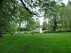 Der Alsterpark mit Teich und Brücke