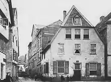 Das Stammhaus der Kronenbrauerei um 1860. Das hohe Gebäude im Hintergrund war die frühere Brauerei.