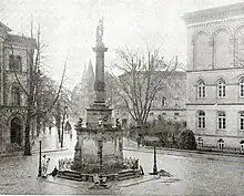 Turmspitze der alten Stadthalle Osnabrück hinter der  Siegessäule (rechts das Landgericht).