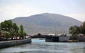 Der Euripos-Kanal mit der alten Brücke in Chalkida an seiner engsten Stelle. Links der Inselteil, rechts das Festland der Stadt