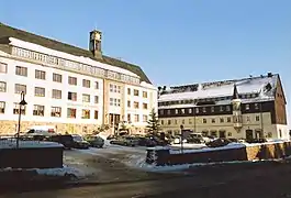 Stadtzentrum, links das Rathaus