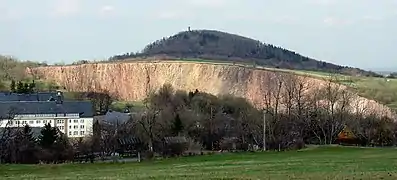 Blick auf die Pinge, im Hintergrund der Geisingberg