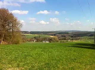 Blick über den nordwestlichen Teil der Altenkirchener Hochfläche bei Hilkhausen. Im Hintergrund erhebt sich der Beulskopf