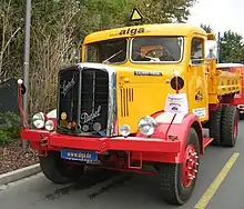 Saurer-LKW mit Allradantrieb der 1950er in Ausführung für die BRD mit Anhängerdreieck