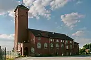 Wasserturm mit Schaltanlagengebäude