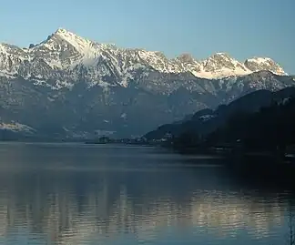 Alviergruppe von Westen mit Alvier (zweiter von rechts). Links der Sichelchamm und davor der Walensee.