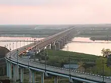 Brücke von Chabarowsk nach der Rekonstruktion 1999, zweites Gleis über die Pfeiler der alten Brücke noch nicht begonnen