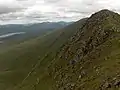 Blick vom Gipfelgrat nach Nordosten, rechts der Ostgipfel, links im Hintergrund Loch Monar